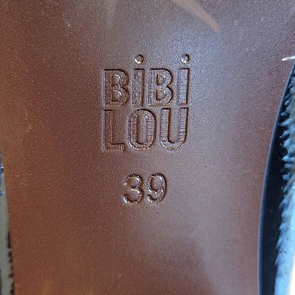 Bibi Lou Black Patent Leather Gold buckle detail Heels VGUC! Sz 8-8.5, 39 - Picture 7 of 7